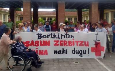 Osasun zerbitzu duina nahi dutela aldarrikatu dute Bortzirietako herritarrek Lesakan