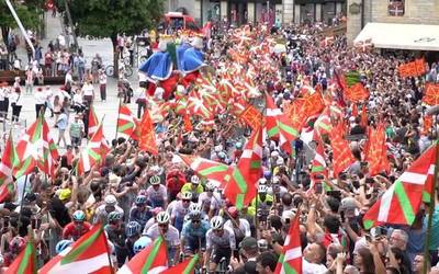 Gasteizek harrera beroa egin dio Frantziako Tourraren tropelari
