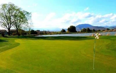 Klimaren aldeko ekintzaileek Gorraizko golf zelaia "baratze" bihurtu dute