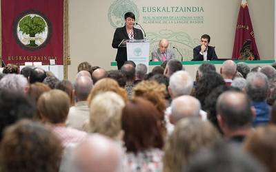 Poesia garaikidea lagun egin du Euskaltzaindiko sarrera hitzaldia Castillo Suarezek