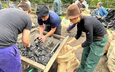 1.500 kilo inguru ikatz atera dituzte Goizuetako txondorretik