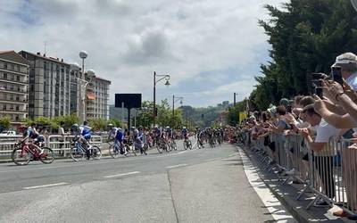 Zaletuen txalo zaparraden artean igaro da Frantziako Tourra Zumaiatik