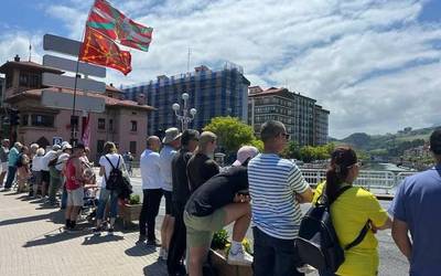 Tourreko karabanak herritarrak animatu ditu eguerdian