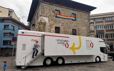 Elgoibarren egin du geldialdia herritarren gaitasun digitalak garatzeko kanpaina ibiltariak