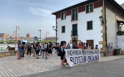 Zumaiako Udalak "gogor" salatu du Iruñeko hilketa matxista