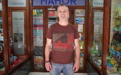 "Mahor liburu-denda Urduñako gizartearen parte izan da"