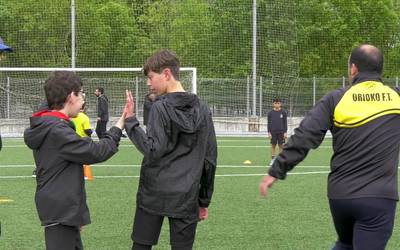 Futbol egokituko topaketak izan dira Orioko Mendibeltz zelaian