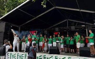 Bernat Etxepare Lizeoko ikasleek eta gurasoek piztu dute Oinez Txokoaren txupinazoa