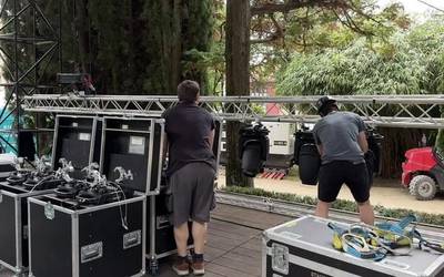 Mondra & Roll jaialdiko azken prestaketak egiten ari dira
