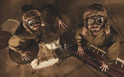 Kamikaze Helmets gaur, Berumuga hasteko