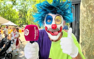 Kolorez betetako maleta zabaldu du Porrotxek Oinez Txokoan