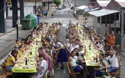 [ARGAZKI GALERIA] Zaldibarko jaietan giro ederrean batu dira txosnaguneko bazkari herrikoian
