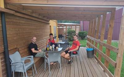 Izurtzako gasolindegiko terraza bilgune izurtzarrentzat eta inguruetako herritarrentzat