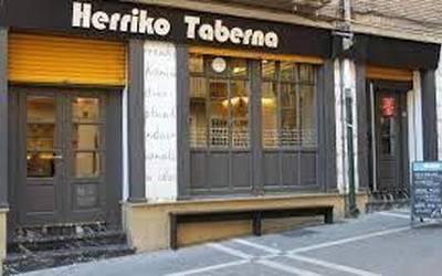 Emakume batek erasoa jasan du herriko tabernan