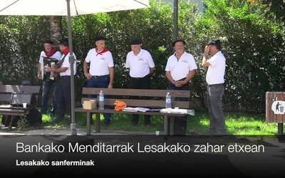 Bankako Menditarrekin giro ederra izan dute Lesakako zahar etxean