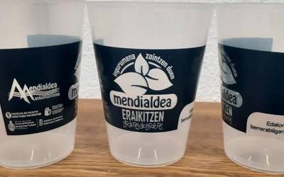 Festetan erabiltzeko edalontzi berrerabilgarriak eta ontzi-garbigailua utziz, plastikozko ontzien kontrako kanpaina abian du Mendialdea Mankomunitatea