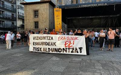 Olaia Murua: "Espainiatik, euskararen aurkako oldarraldi gogor bat da"