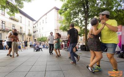 'Blues dance' dantza saio gidatu bat egingo dute zapatuan