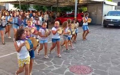 Mendaur trikitixa eta pandero eskolako musikariak kalejiran.