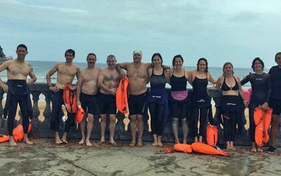 Master taldeko igerilariek Getaria-Zarautz itsas zeharkaldia prestatzeko saioa egin dute