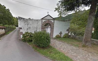 Abuztuaren 6a baino lehen Etxalarko hilerriko hilobiak garbitzeko eskatu du udalak