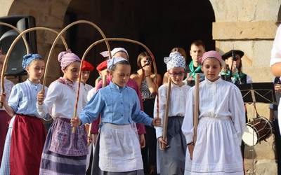Euskal dantzek eman diote hasiera Antzuolako jaiei