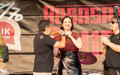 Urrezko intsignia eta lore-sorta jaso ditu Noa & The Hell Drinkersek