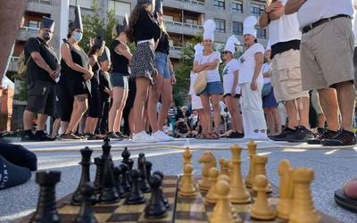 "Xakea" horma-irudia defendatzeko ekintzan parte hartu dute hainbat herritarrek