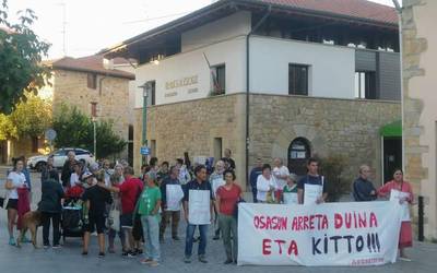 Elkarretaratzera deitu dute Larrabetzun, medikua herrian uda osoan egotea aldarrikatzeko