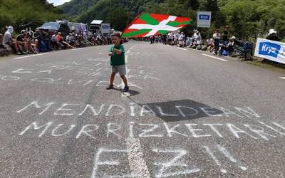 Zigor hirukoitza: harria, papera eta, azkenik, guraizeak