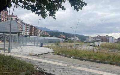 "Herritarren parte hartzea aintzat izango duen irtenbide bideragarria" eskatu dute tren geltokiko lurrentzat