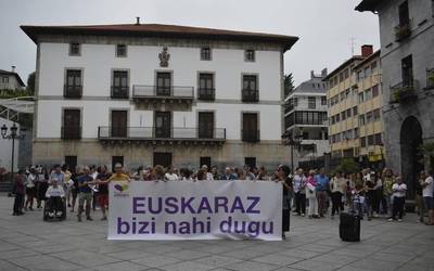 Konstituzionalaren epaiaren aurrean, "haserrea eta kezka" adierazi dituzte hainbat lagunek plazan