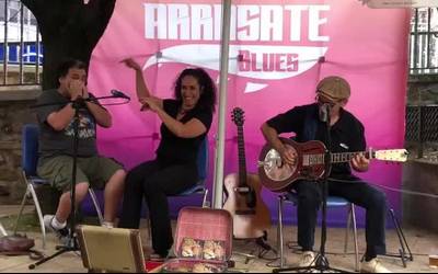 Javier Laguna arrasatearra, Marta Suñe eta Johnny Bigstonerekin