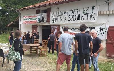 «Senperen lan egitea eta bizitzea ezinezkoa bilakatzen ari zaigu»