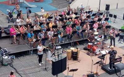 Eusebio Gurrutxaga plaza beteta, Zumaiako Musika Bandaren kontzertuan