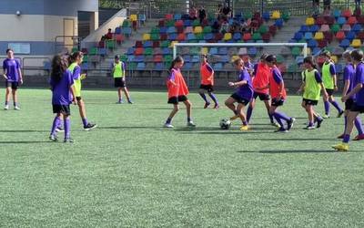 Futboleko nesken taldea sortzeko apustu sendoa egin du Mondrak