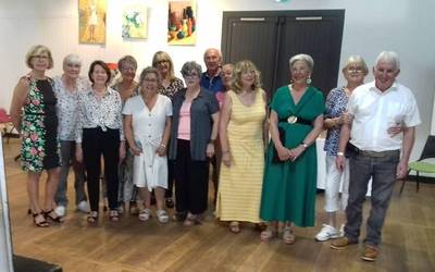 Larrungo koloreak taldearen erakusketa egin dute Saran