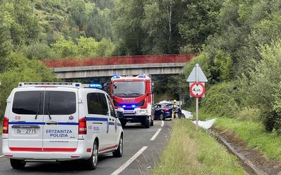 Pertsona bat hil da Bergaran bi autok talka egin ostean