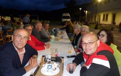 Ehunka lagun bildu dituzte Llantenoko Santiago Jaiek