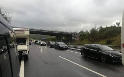 Auto ilara luzeak sortu dira AP-8 errepidean Irungo noranzkoan istripu baten ondorioz
