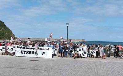 "Indarrean dauden salbuespen neurriekin bukatzeko" eskatu du Etxeratek Antilla hondartzan egindako mobilizazioan