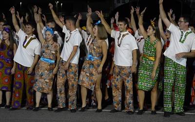 Salbatoreetako konpartsak dantzaz, Afrikako kolorez eta festa giroz bete du Getaria