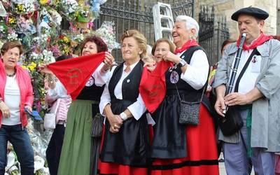'Meneito' dantza, sukaldaritza lehia eta esku-pilota finala, beteranoen egun handian