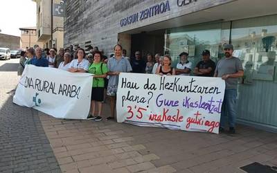 Landa eremuko zerbitzuen defentsan, elkarretaratzea egin dute Kanpezun
