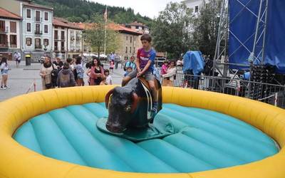 Gustura aritu dira umeak jolas parkean