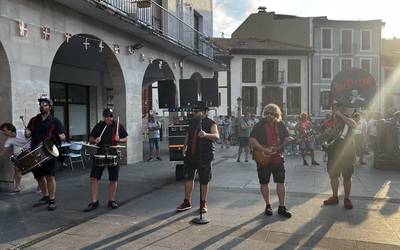 Rockalean taldearen kalejira, Andramaixak agurtzen hasteko
