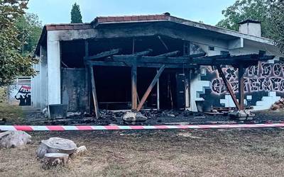 Txondor Gaztetxearen terrazak su hartu du gaur gauean eta eraikinaren zenbait zati kiskali dira