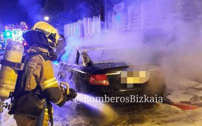 Hainbat edukiontzi erre dituzte Plentzian eta Gorlizen