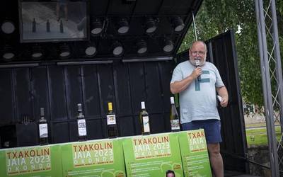 “Aurkezle lanak egiten ditut jaietan euskararen presentzia ziurtatzeko”