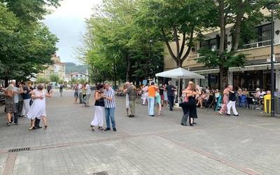 Udatango dantzaldia egin zuten atzo Eusebio Gurrutxaga plazan